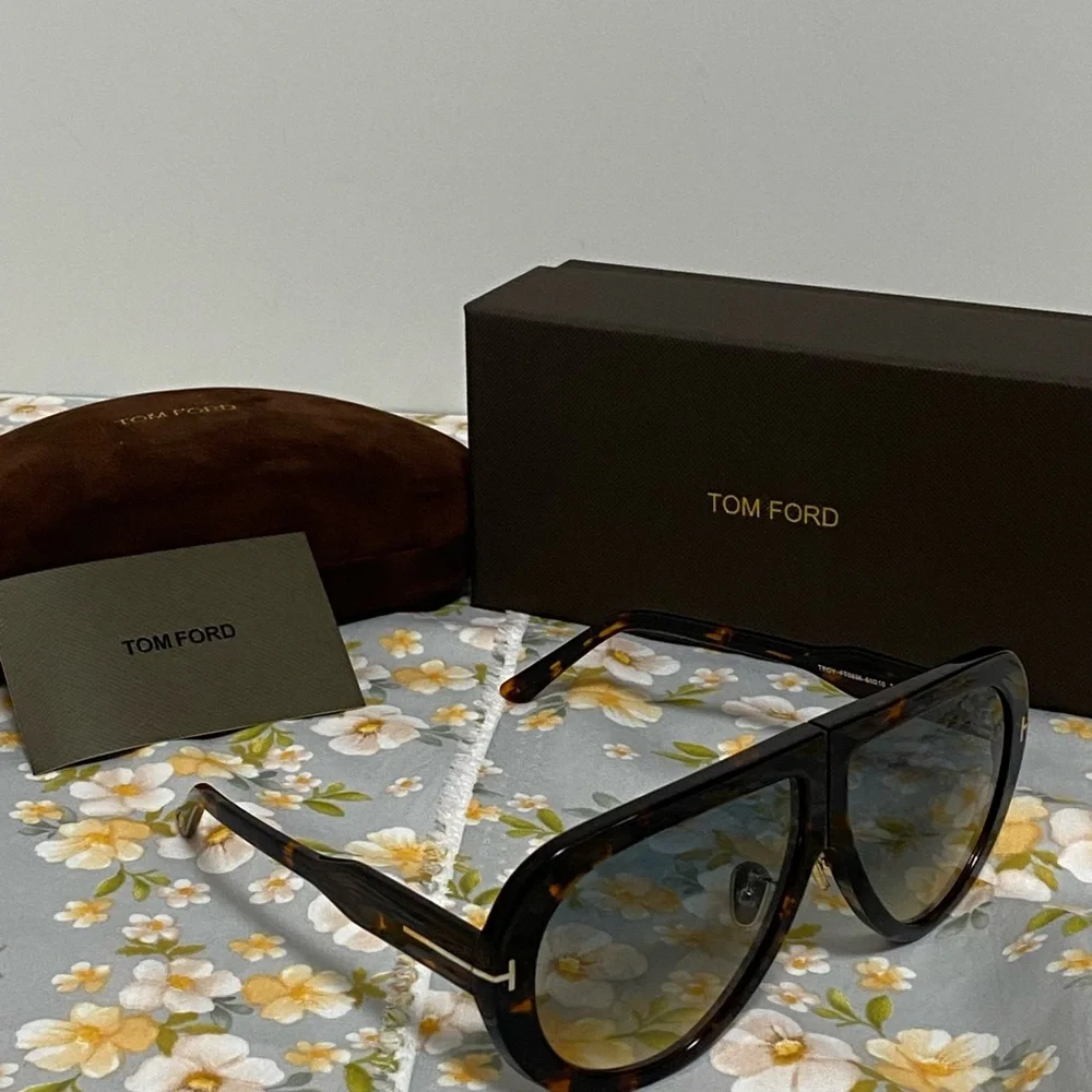 Tom Blue and Yellow Lens
Sunglasses - Picture 5 of 9